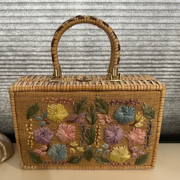 Woven Straw Handbag with Embroidered Pastel Flowers. Vtg. 1960s - Adorable - Picture 10 of 13